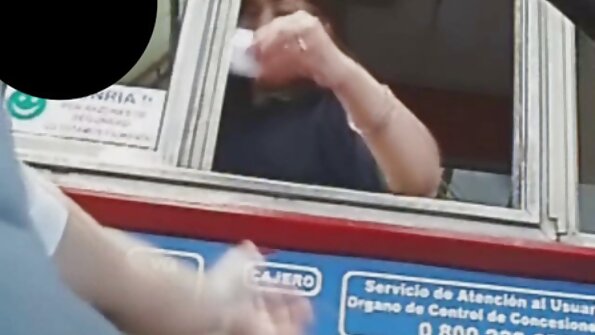Tinejdžerka s pigtailima s pirsingom pupka jebena u videu iz točke gledišta