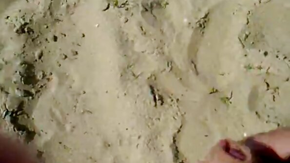 Porno zvijezda u svojoj dnevnoj sobi želi veliki kurac u svojoj zalizanoj pički